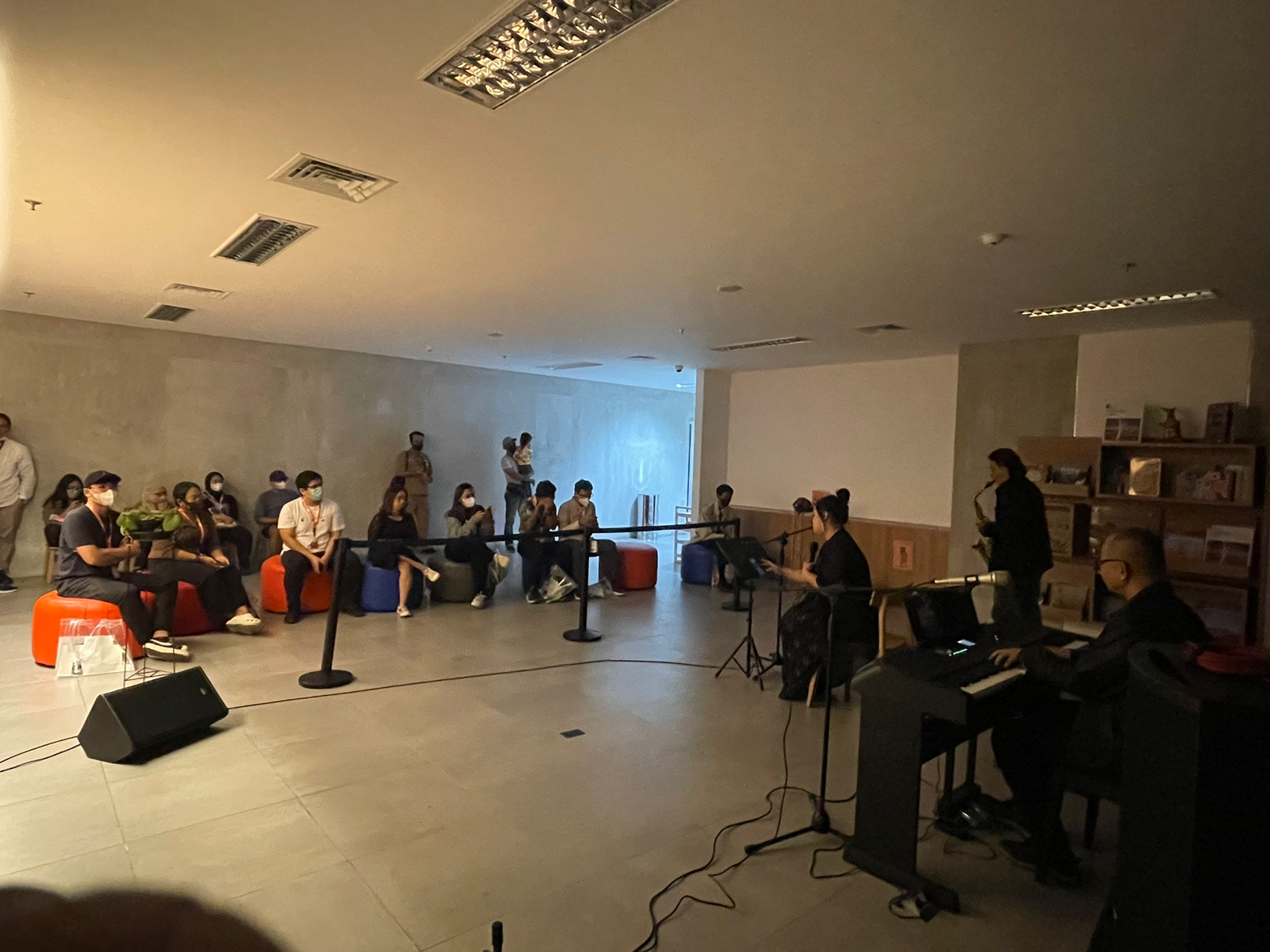 Perpustakaan Jakarta Di Malam Hari - Live Music